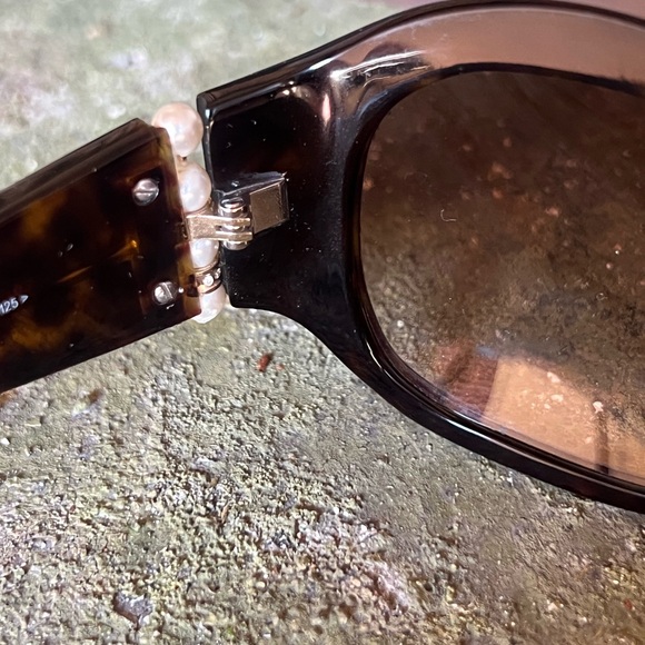 Valentino sunglasses with case, color is brown tortoise shell - Picture 8 of 9